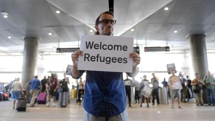 John Wiver demonstriert auf dem Internationalen Flughafen in Long Beach, Kalifornien, (USA) gegen Trumps Einreisesperren mit dem Schild "Flüchtlinge willkommen".