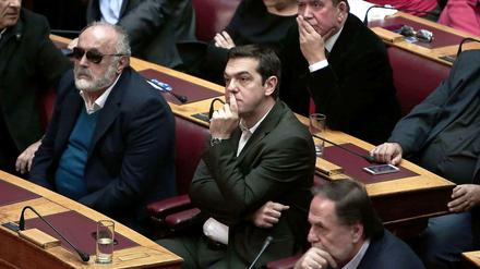 Stunde des Triumphs. Der griechische Oppositionschef Alexis Tsipras (rechts) beobachtet das Scheitern der Präsidentenwahl im Parlament.