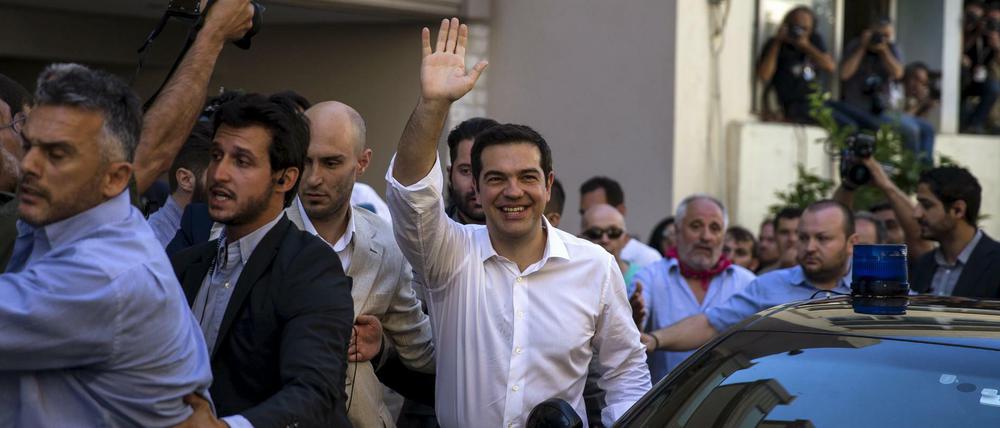 Der griechische Ministerpräsident Alexis Tsipras gab sich bereits beim Verlassen des Stimmlokals siegesgewiss. 