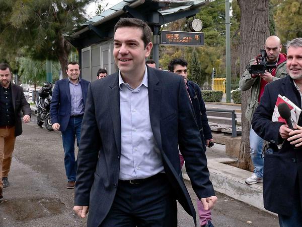 Im Umfragen-Hoch: Der Chef des Linksbündnisses Syriza, Alexis Tsipras, trifft am Samstag zu einer Begegnung mit Parteifreunden in Athen ein. 