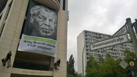 "Demokratie schützen: Willy Brandt würde TTIP schützen!" Zwei Greenpeace-Aktivisten befestigten am Samstagmorgen ein Transparent an der SPD-Parteizentrale - dem Willy-Brandt-Haus.