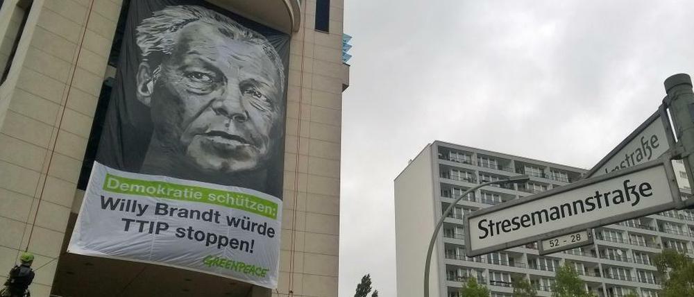 "Demokratie schützen: Willy Brandt würde TTIP schützen!" Zwei Greenpeace-Aktivisten befestigten am Samstagmorgen ein Transparent an der SPD-Parteizentrale - dem Willy-Brandt-Haus.