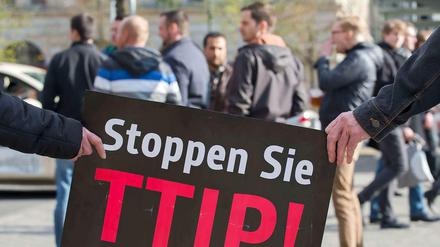 Auch wenn ein Handelsgerichtshof die Streitigkeiten zwischen Firmen und Staaten verhandeln würde, gewinnt das Freihandelsabkommen TTIP nicht unbedingt neue Anhänger. 