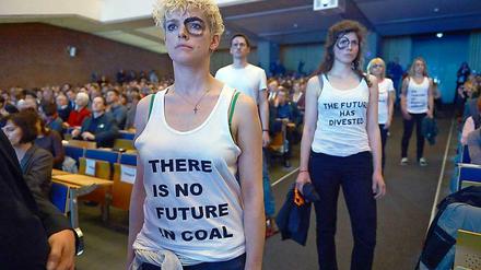 Stummer Protest. Draußen demonstrierte Greenpeace, als Energieminister Sigmar Gabriel (SPD) an der TU Berlin seine Klimarede hielt, drinnen hatten sich Studenten mit Protest-T-Shirts aufgestellt. Gabriel ging nicht darauf ein. Er ging gar nicht auf das umstrittene Thema Kohle ein. 