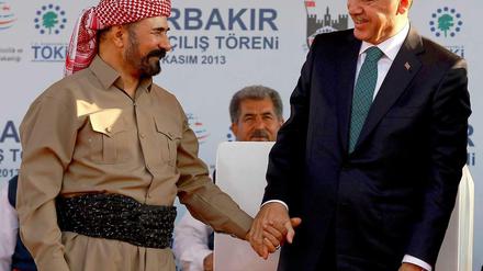 Annäherung in Diyarbakir. Der türkische Regierungschef Recep Tayyip Erdogan (rechts) reicht dem kurdischen Musiker Sivan Perwer die Hand.