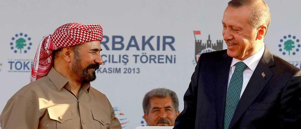 Annäherung in Diyarbakir. Der türkische Regierungschef Recep Tayyip Erdogan (rechts) reicht dem kurdischen Musiker Sivan Perwer die Hand.