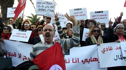 Die Demonstranten versammelten sich außerhalb des Parlaments in der Hauptstadt Tunis.