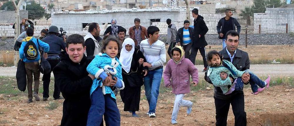 Syrer fliehen in Massen in die Türkei.
