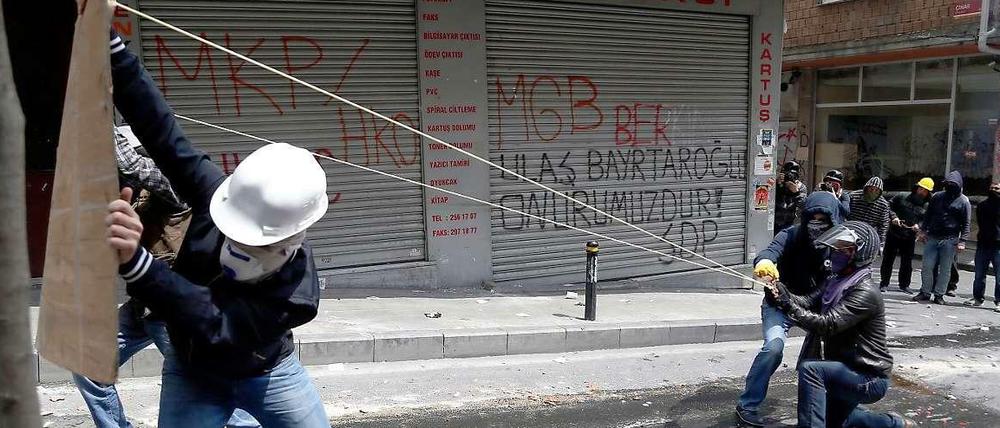 Ein großes Katapult haben diese Straßenkämpfer in Istanbul zum 1. Mai gebastelt.
