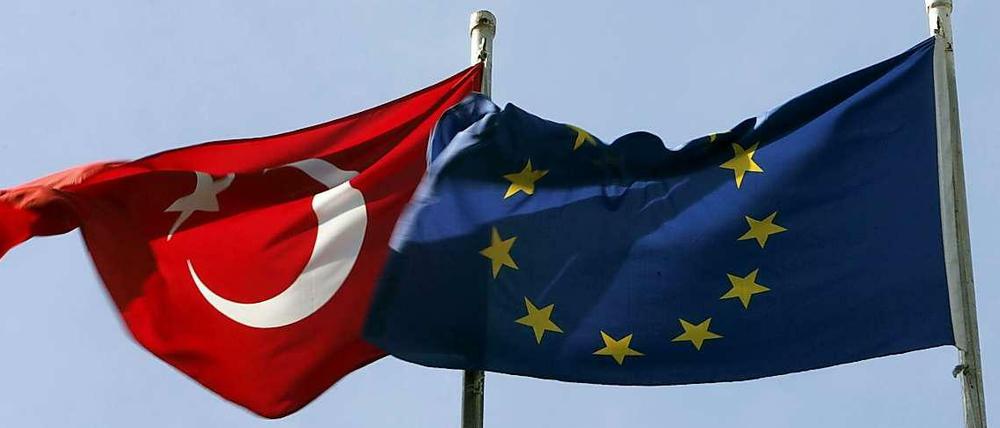 Die Flagge der Türkei und die der EU wehen nebeneinander im Wind