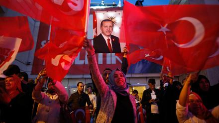 Fahnen schwenken für den Staatschef. Anhänger der Regierungspartei AKP feiern Recep Tayyip Erdogan.