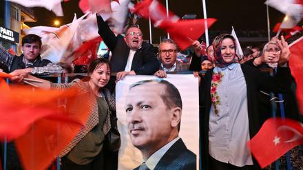 Erdogan-Anhänger feiern doch das Land ist nach dem Referendum gespalten