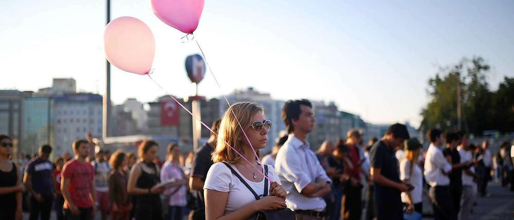Stiller Protest gegen Erdogan: Am Dienstag protestierten die Demonstranten auf dem Taksim-Platz im türkischen Istanbul still stehend und schweigend.