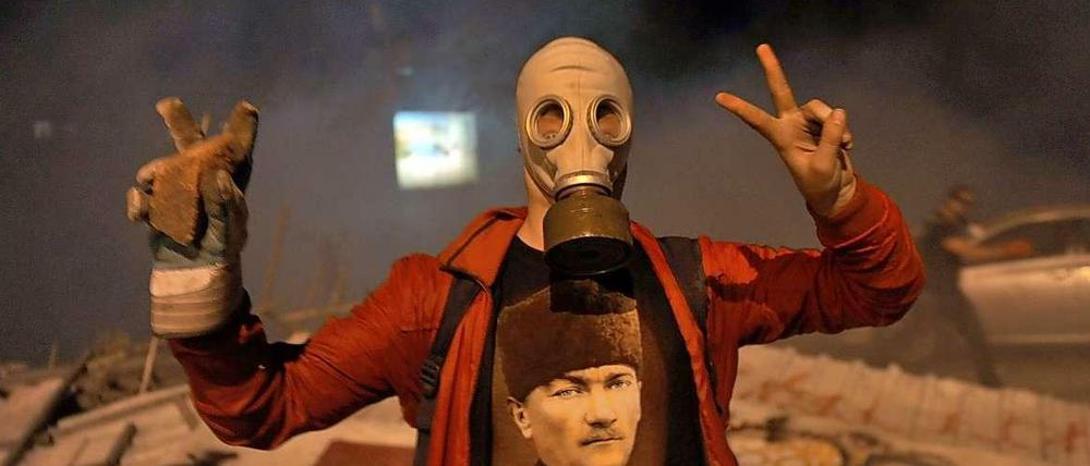 Mit Gasmaske und Atatürk-T-Shirt: ein Demonstrant in Istandbul