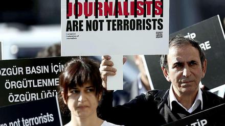 Türkische Journalisten protestieren Anfang November gegen Ministerpräsident Erdogan.