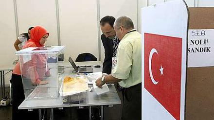 In Deutschland durften schon türkische Staatsbürger Wählen. Nun sind die Türken in der Türkei dran. 