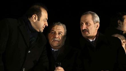 Der türkische Innenminister Muammer Güler (Mitte) und der türkische Wirtschaftsminister Zafer Caglayan (rechts) haben ihren Rücktritt eingereicht (hier im Gespräch mit European Affairs Minister Egemen Bagis). 