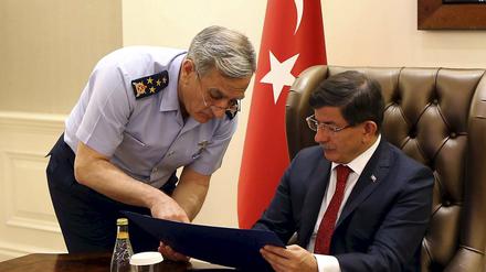 Der türkische Premierminister Ahmet Davutoglu wird bei einem Sicherheitstreffen am Samstag vom türkischen Luftwaffen-General Akin Ozturk informiert. 