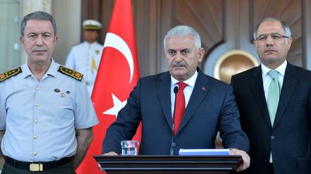 Der in der Nacht als Geisel genommene Generalstabschef Hulusi Akar, Ministerpräsident Binali Yildirim und Innenminister Efkan Ala (v.l.n.r.) am Samstagvormittag bei einer Pressekonferenz in Ankara.