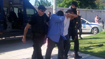 Polizisten eskortieren türkische Militärs im Juli 2016 zu einem Gericht. 