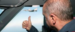 Der türkische Präsident Recep Tayyip Erdogan fliegt auf einer Luftfahrtmesse in einem Militärflugzeug mit. 