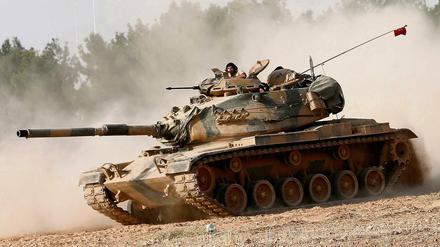 Ein türkischer Panzer auf dem Weg zur syrischen Grenze.