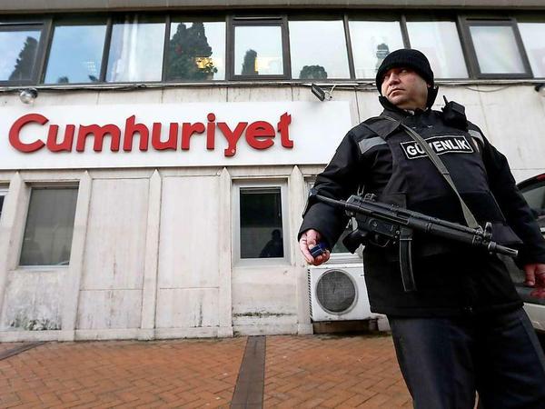 Vor dem Redaktionsgebäude der "Cumhuriyet" wurden die Sicherheitsvorkehrungen erhöht.