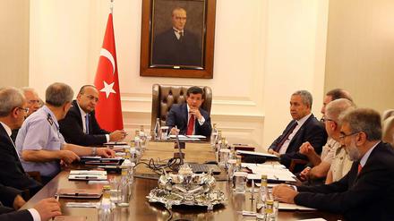 Die EU ermahnt die Türkei, eine friedliche Lösung zu Suchen. Dieses Bild zeigt den türkischen Ministerpräsident Ahmet Davutoglu in einem Sicherheitsmeeting.