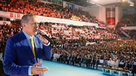 Die Säle sind voll, wenn Erdogan auftritt, doch wem kann er wirklich trauen? Auch in der AKP kommt es zu Kritik an seinem Kurs.