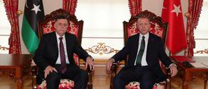 Fayiz as-Sarradsch beriet sich am Sonntag in Istanbul mit dem türkischen Präsidenten Recep Tayyip Erdogan, seinem wichtigsten ausländischen Partner.