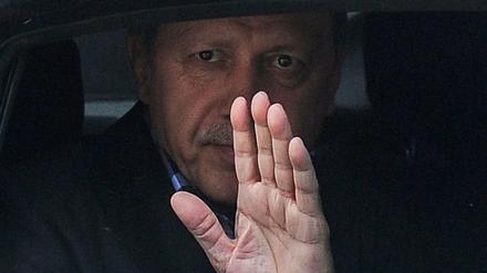 Der Präsident der Türkei grüßt. 