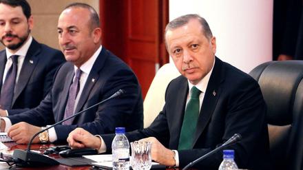 Präsident Recep Tayyip Erdogan (rechts) and sein Außenminister Mevlut Cavusoglu (Mitte) sind sauer auf Athen.