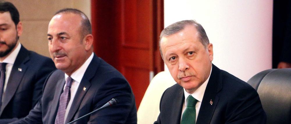 Präsident Recep Tayyip Erdogan (rechts) and sein Außenminister Mevlut Cavusoglu (Mitte) sind sauer auf Athen.