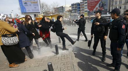 In Istanbul ist die Polizei gewaltsam gegen demonstrierende Frauen vorgegangen. 