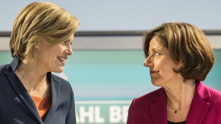 Gegnerinnen im Duell: Julia Klöckner (CDU) und die rheinland-pfälzische Ministerpräsidentin Malu Dreyer (SPD) vor der Sendung im SWR.