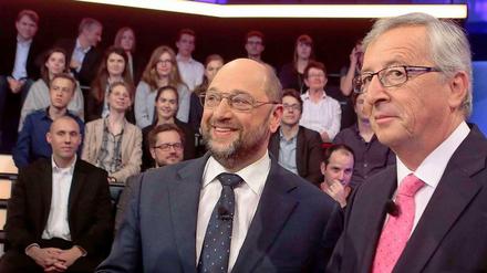 Gemeinsam gegen die Moderatoren. Martin Schulz und Jean-Claude Juncker beim TV-Duell in Berlin. 