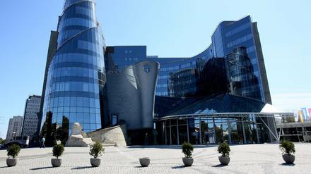 Ein Archivbild des Gebäudes des öffentlich-rechtlichen Fernsehsenders TVP in Warschau. Vier Direktoren des Senders sind aus Protest gegen das neue Mediengesetz zurückgetreten.