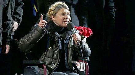 Oppositionsführerin Julia Timoschenko bei ihrer Rede auf dem Maidan zur nach ihrer Freilassung am Samstag.