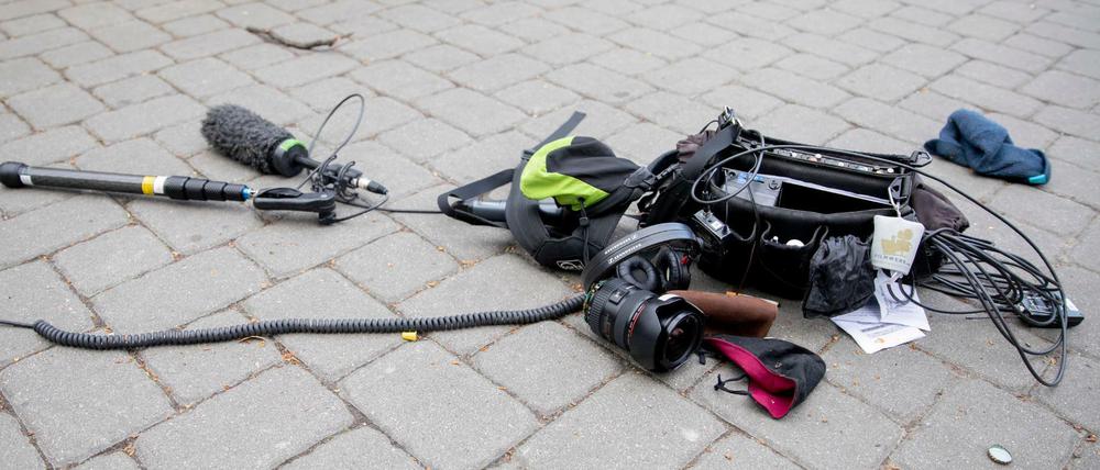 Ausrüstung eines Kamerateams nach einem Übergriff in Berlin am 1. Mai 2020