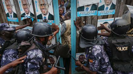 Sicherheitskräfte stürmen die Parteizentrale des Oppositionsführers Kizza Besigye in Kampala. Das war einen Tag nach der Wahl. Sie wollten, hieß es später in der Begründung, verhindern, dass die Opposition Wahlergebnisse veröffentlicht. 