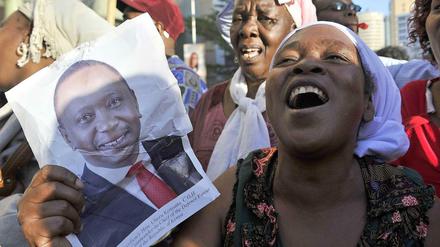 Anhänger von Präsident Uhuru Kenyatta feiern in den Straßen der Hauptstadt Nairobi, dass die Chefanklägerin des Internationalen Strafgerichtshofs Fatou Bensouda die Anklage geen ihn zurückziehen musste, weil ihr im Verlauf des Verfahrens die meisten Zeugen abhanden gekommen waren. 