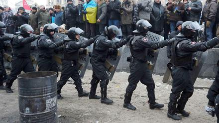 Abmarsch: Nach Auseinandersetzungen mit den Demonstranten zogen sich die Sicherheitskräfte wieder zurück. 