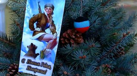 „Frohes neues Jahr, Noworossija!“ Diese Postkarte auf einem Markt in Donezk stimmt auf 2015 ein. Die Gefechte in der Region dauern weiter an. 