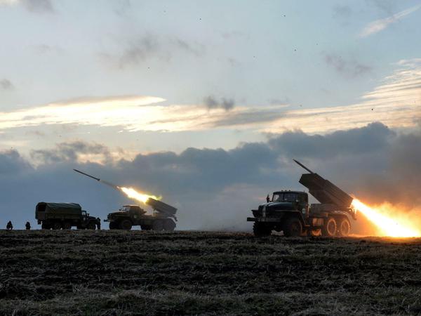 Ukrainische Raketenwerfer feuern auf Stellungen prorussischer Rebellen.