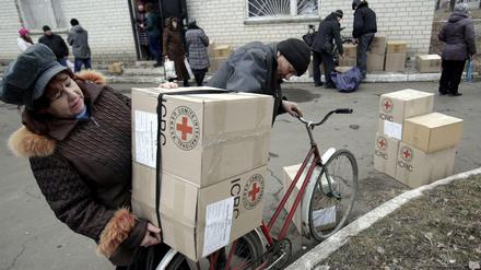 Menschen in der Ostukraine beim Transport von Hilfspaketen 