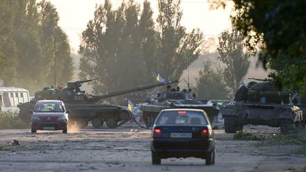 Panzer der ukrainischen Armee haben in einem Vorort von Mariupol Straßen gesperrt, nachdem es in der Nähe zu Explosionen gekommen war.