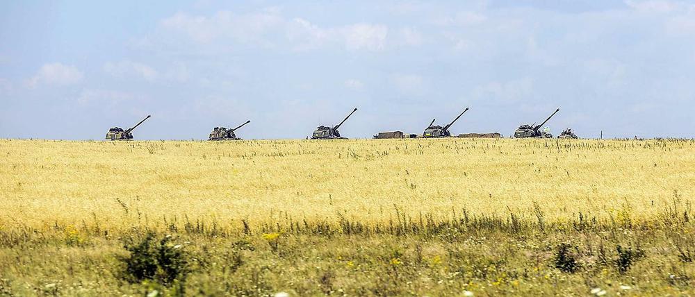 Ukrainische Panzer stehen in der Nähe der Absturzstelle von MH17 Wache. 