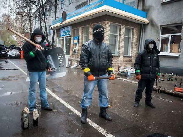 Pro-Russische Demonstranten bewachen die eingenommene Polizeiwache in Slawjansk. 