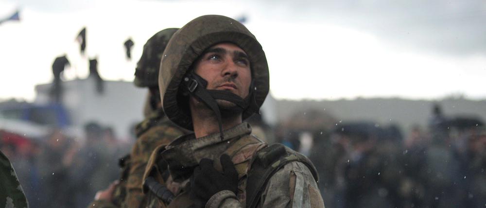 Ukrainischer Soldat beobachtet pro-russische Milizen auf der Straße nach Slowjansk.