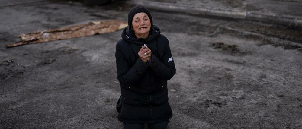Die 57-jährige Tanya Nedashkivs'ka trauert um ihren Mann, der in Butscha am Stadtrand von Kiew getötet wurde.